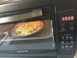 12、火腿披萨,放入预热好的烤箱上下火180度20分钟