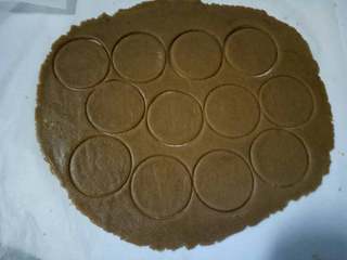 5、消化饼干,用模具按压成自己喜欢的图案，烤箱预热180度 