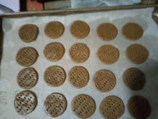 6、消化饼干,用叉子在上面叉孔，烤12分钟左右