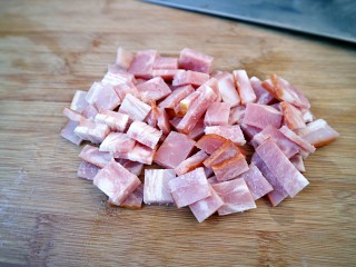 2、培根口蘑芝香披萨,培根切成小块。