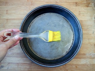 3、培根口蘑芝香披萨,披萨盘刷层底油。