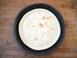 4、培根口蘑芝香披萨,披萨饼胚放入披萨盘中。(披萨饼胚的制作可参考我的菜谱八寸披萨饼胚的制作)