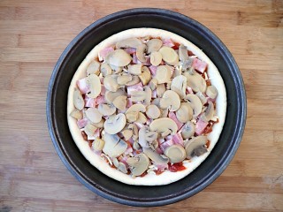 8、培根口蘑芝香披萨,第四层均匀的铺上口蘑。