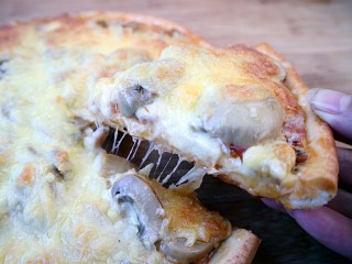 12、培根口蘑芝香披萨,看着这拉丝是不是垂涎欲滴呀!????