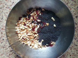 1、广式月饼~五仁馅儿,1．将五仁馅中的坚果烤熟，切成小粒，但是不要切得太碎，把糯米粉炒熟后，所有的用料混合用力抓捏均匀