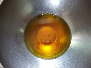 4、广式月饼~五仁馅儿,4．转化糖浆中加入，胡麻籽油和枧水混合均匀。