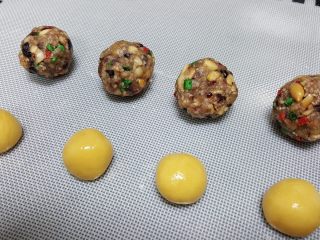 6、广式月饼~五仁馅儿,6．本配方可以制作8个50克的月饼，饼皮15克，馅料35克，将饼皮和馅料分好滚圆备用。