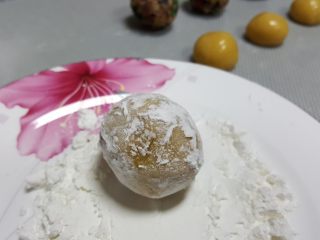 10、广式月饼~五仁馅儿,10．放在玉米淀粉中滚一圈，防粘。