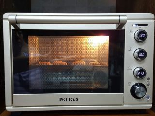 13、广式月饼~五仁馅儿,13．在月饼生胚上，喷少量的水，放入已经预热好的烤箱中上下火180度，烤7分钟取出后，表面刷薄薄的一层蛋黄水，继续放入烤箱中，上下火180度