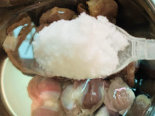 3、凉拌鸡胗,在加盐和料酒，搓洗；