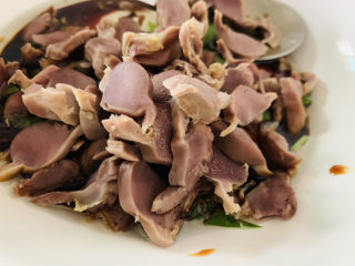 16、凉拌鸡胗,把刚才煮熟的鸡胗剪片，搅拌均匀料汁；