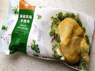 1、油醋汁藤椒风味手撕鸡の吐司水果沙拉,太阳谷藤椒风味手撕鸡半只