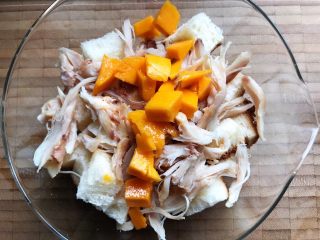 6、油醋汁藤椒风味手撕鸡の吐司水果沙拉,小台芒去皮去核切成小块