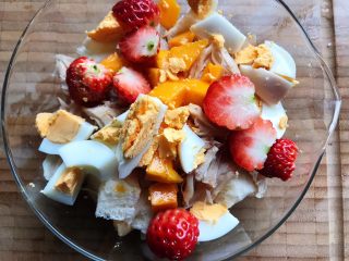 8、油醋汁藤椒风味手撕鸡の吐司水果沙拉,草莓洗净对半切开