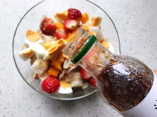 9、油醋汁藤椒风味手撕鸡の吐司水果沙拉,加入适量油醋汁