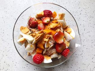 10、油醋汁藤椒风味手撕鸡の吐司水果沙拉,搅拌均匀