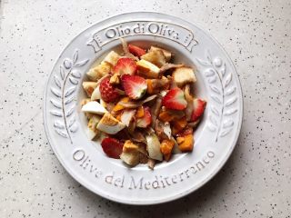 11、油醋汁藤椒风味手撕鸡の吐司水果沙拉,装到你喜欢的盘子里,即可