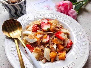 13、油醋汁藤椒风味手撕鸡の吐司水果沙拉,成品图