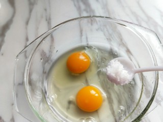 2、做饼+美味的面条披萨饼,将鸡蛋敲再器具中,加入盐。