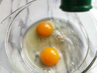 3、做饼+美味的面条披萨饼,加入十三香。