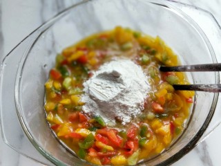 7、做饼+美味的面条披萨饼,再加入面粉,搅拌均匀至无干粉。