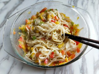 9、做饼+美味的面条披萨饼,用筷子搅拌均匀。