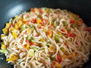 11、做饼+美味的面条披萨饼,再将拌好的面条糊倒入锅中,中小火煎,盖上盖子3-5分钟。