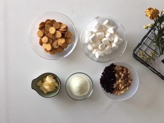 1、网红ins雪花酥,准备好所有的原材料 