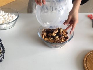 2、网红ins雪花酥,混合饼干、综合坚果和蔓越莓 放一旁备用