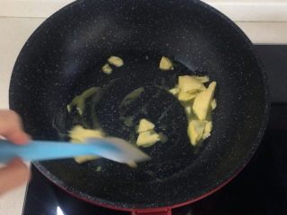 3、网红ins雪花酥,小火融化黄油至黄油全部融化成液态