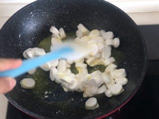 4、网红ins雪花酥,融化好的黄油中倒入剪好的棉花糖 不停搅拌