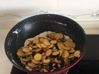 5、网红ins雪花酥,拿刮刀压一下 更好的让饼干敷裹在棉花糖上