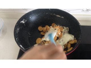 6、网红ins雪花酥,拿刮刀由外向内 翻拌至棉花糖充分的包裹住所有的东西