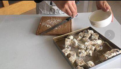 8、网红ins雪花酥,最后所有雪花酥 保证奶粉全部包裹住 就完成了