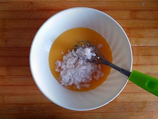 6、记忆的味道——全麦黑米桃酥,加入淀粉，同样用手动打蛋器搅打完全融合