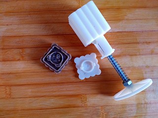 12、记忆的味道——全麦黑米桃酥,取一个面团，用月饼模压出形状（我用的50克月饼模）