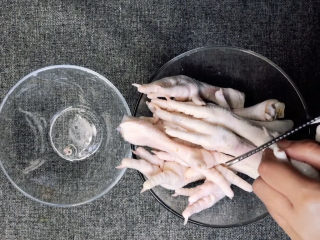 1、百香果柠檬鸡爪,鸡爪洗净用简单剪掉小爪爪