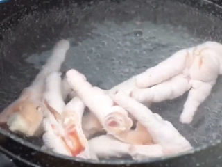 3、百香果柠檬鸡爪,鸡爪冷水下锅煮