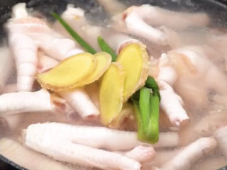 4、百香果柠檬鸡爪,加入葱，姜，料酒煮15分钟