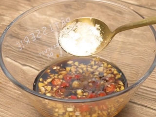 9、百香果柠檬鸡爪,一勺生抽，一勺老抽，一勺香油，两勺香醋，少许盐，一勺白砂糖，适量蒜泥和小米辣