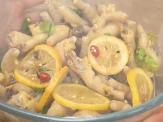 14、百香果柠檬鸡爪,搅拌均匀，包上保鲜膜，入冰箱冷藏一夜完全入味，急的腌一会也是可以吃的????