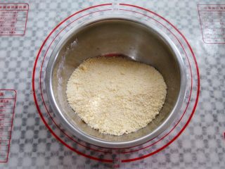 4、椰香南瓜派,戴上一次性手套搓成小颗粒的碎屑状