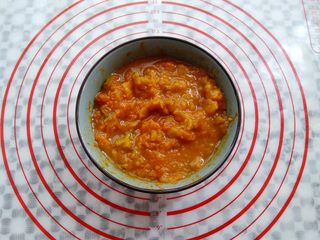 7、椰香南瓜派,南瓜蒸熟压碎，我用的之前做南瓜饼干用剩下的，直接加热就可以了