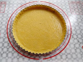 14、椰香南瓜派,在派皮上用小叉子扎出小洞，防止烘烤过程中派皮受热膨胀鼓起