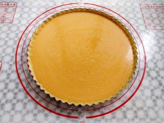 15、椰香南瓜派,南瓜派液全部倒入派盘中，刚好9分满，预热烤箱上火150度，下火180度