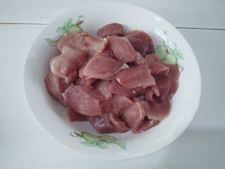 1、自制肉松（面包机版）,猪里脊肉去除筋膜，切成2-3厘米方块