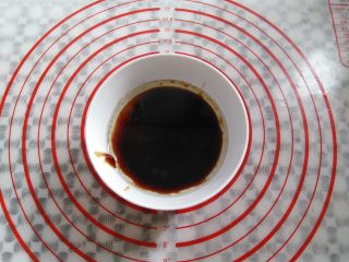 8、自制肉松（面包机版）,把肉稍微撕碎一点，撕成肉丝