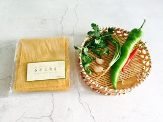 1、凉拌豆腐皮,准备好食材