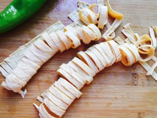 2、凉拌豆腐皮,豆腐皮冷水泡软约20分钟左右，再切丝