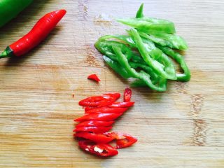 4、凉拌豆腐皮,青椒、红椒切丝备用